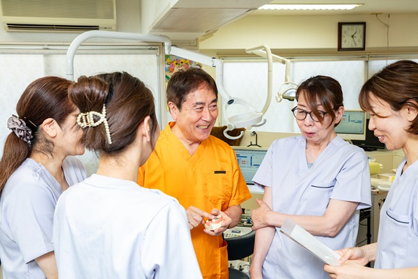 歯科医師が親子に治療内容を説明している様子