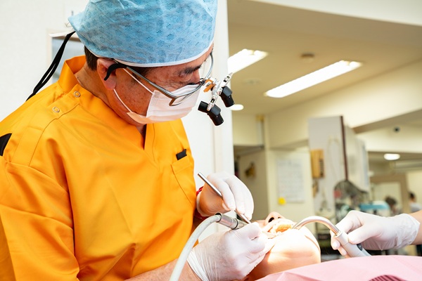 歯科医師が患者さまの治療を行っている様子